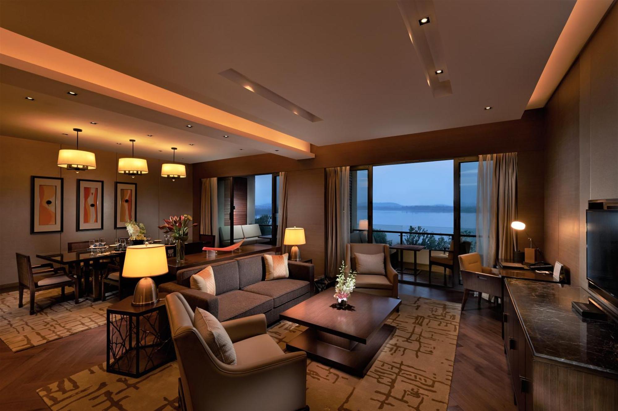 Hilton Wuhan Optics Valley Exterior photo